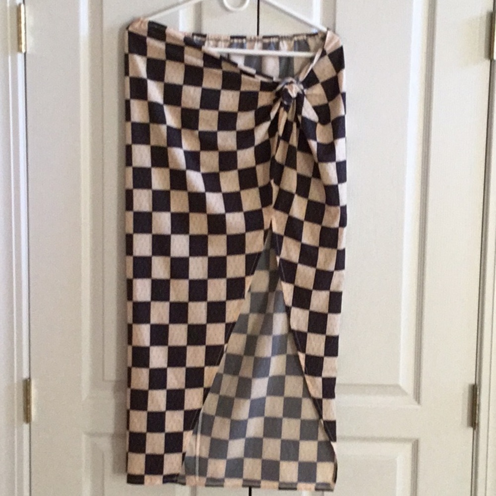 NWOT Plush Stay Warm & Stylish. Soft sarong, can wear over swim suit or crop top
